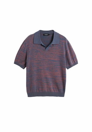 Polo tričko s krátkym rukávom v námorníckej modrej a burgundskej farbe s textúrovaným pruhovaným vzorom, vybavené klasickým golierom a žebrovaným lemom.