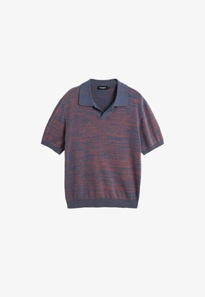 Rövid ujjú póló sötétkék és bordó színben, texturált csíkos mintával, klasszikus gallérral és bordázott szegéllyel.