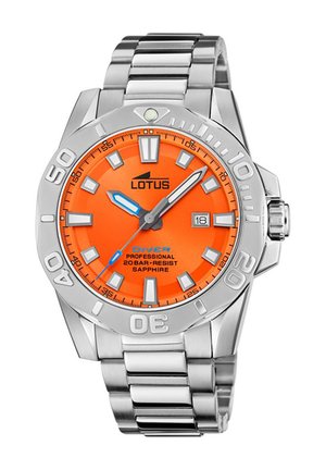 Montre en acier inoxydable avec un cadran orange, des marqueurs lumineux et une aiguille des secondes bleue. Étanche jusqu'à 20 BAR, cristal saphir.