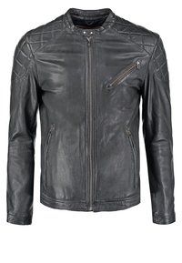 Schwarze Leder-Bikerjacke mit gesteppten Schultern, Vorderreißverschluss, drei Reißverschlusstaschen und Druckknopfkragenverschluss.
