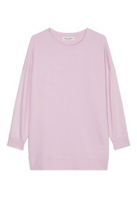 Sudadera rosa claro con cuello redondo, hombros caídos y mangas largas. Tejido suave con un pequeño detalle de texto en el dobladillo.