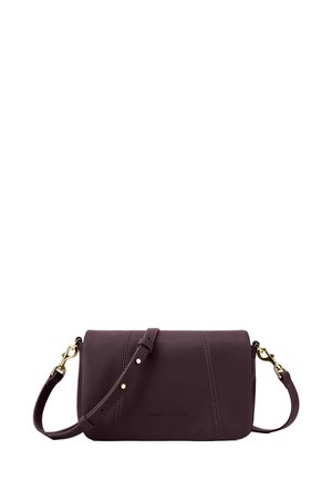 Bordeauxfarbene Leder-Crossbody-Tasche mit verstellbarem Trageriemen, mit Nahtakzenten und goldfarbener Hardware; kompakte rechteckige Form.