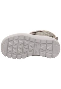 Weiße Sneaker mit strukturiertem Gummisohle, ausgestattet mit grauem Obermaterial und pinken Akzenten. Beinhaltet verstellbare Riemen für den Verschluss und ein weiches Futter.