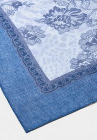 Sciarpa blu con un motivo di pizzo floreale sulla parte superiore e una texture blu uniforme nella parte inferiore, con un bordo decorato per un tocco di dettaglio.