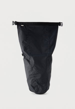 Melnā ūdensizturīgā sausa somiņa ar roll-top aizdari un sānu sprādzēm, paredzēta āra aktivitātēm un aizsardzībai pret ūdeni.