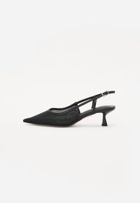 Černý slingback s špicatou špičkou, síťovinovým svrškem a štíhlým středním podpatkem. Obsahuje pásek s kovovou sponou pro nastavení.