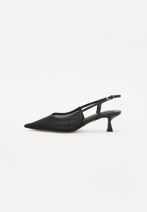 Chaussure noire à talon slingback avec un bout pointu, un dessus en mesh et un talon mi-fin élancé. Elle est dotée d'une bride avec une boucle métallique pour un ajustement.