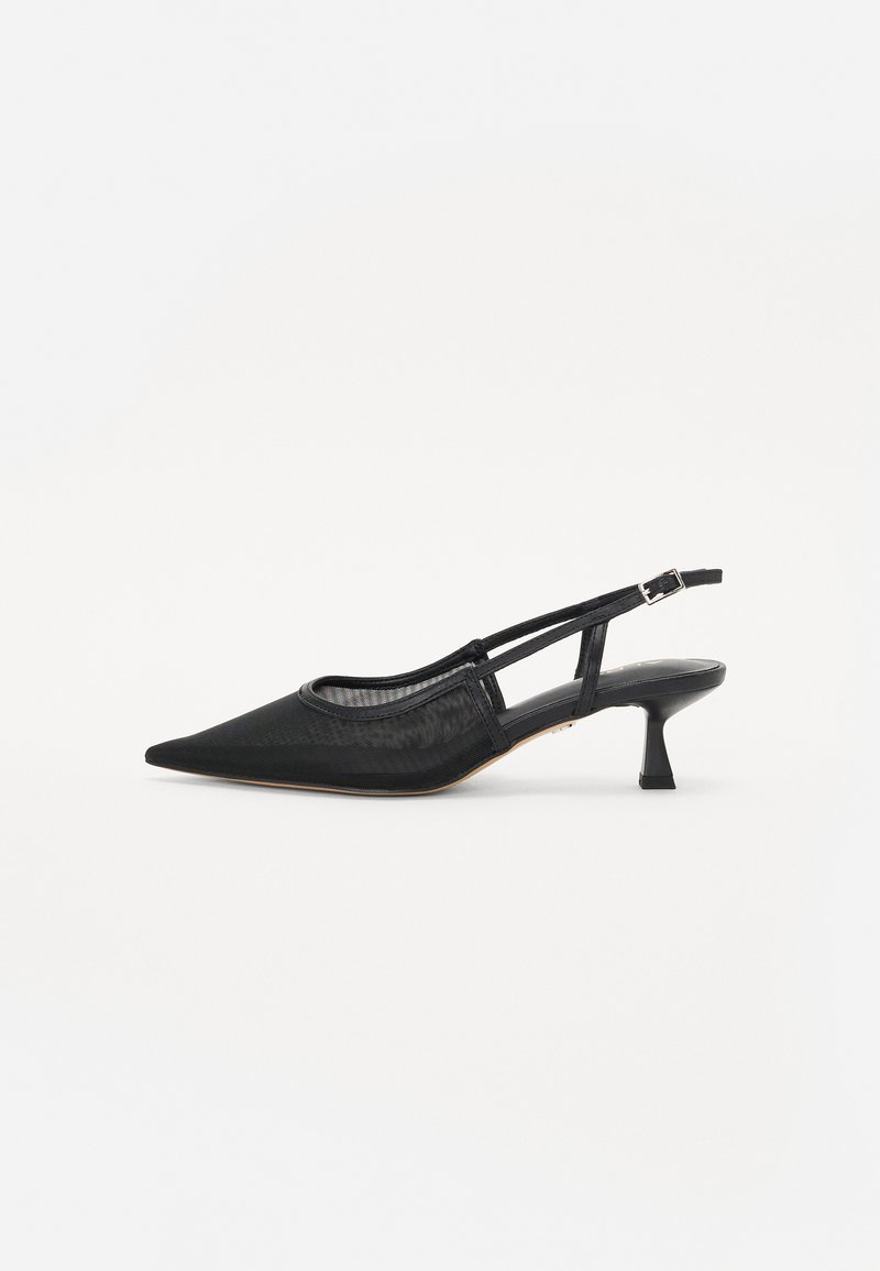 Černý slingback s špicatou špičkou, síťovinovým svrškem a štíhlým středním podpatkem. Obsahuje pásek s kovovou sponou pro nastavení.