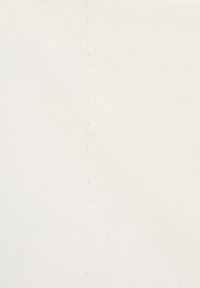 Tissu blanc à texture lisse, présentant une couture verticale avec des détails de points subtils. La couleur est uniforme avec une légère brillance.