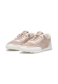 Sneaker in rete rosa chiaro con dettagli bianchi, punta rotonda e superficie testurizzata; presenta lacci e logo sulla linguetta.