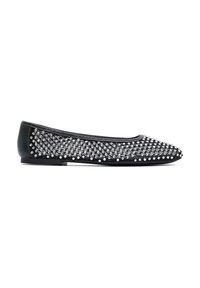 Ballerine nera con upper in rete, adornata con borchie argento, punta arrotondata e suola piatta. Tessuto liscio con dettagli decorativi.