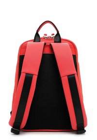 Zaino rosso con spallacci imbottiti in rete nera e finitura testurizzata. Dotato di maniglia superiore e chiusura a doppia cerniera nella parte superiore.