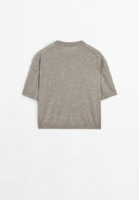 Harmaa, lyhythihainen paita rennolla leikkauksella. Valmistettu pehmeästä, kevyestä kankaasta, jossa on pyöristetty kaula-aukko ja saumatonta olka-aluetta.