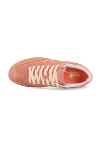 Rosa Wildledersneaker mit runder Form, cremefarbenen Schnürsenkeln und einer strukturierten Sohle. Verfügt über ein kontrastierendes Innenfutter mit einem Palm-Logo.