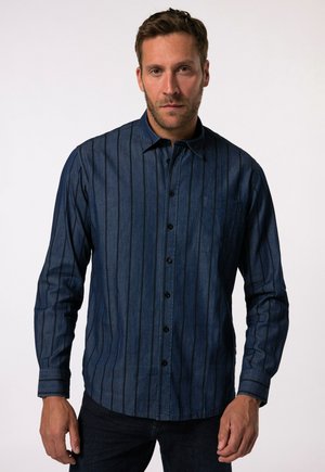 Dunkelblaues Denim-Shirt mit vertikalen Streifen, langen Ärmeln, Knopfleiste, Button-Down-Kragen und einer Brusttasche. Glatte Textur und taillierte Passform.