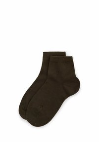 Ein Paar dunkelbraune, knöchellange Socken mit gerippten Bündchen auf einem weißen Hintergrund flach ausgelegt.