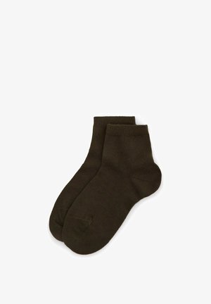 Ein Paar dunkelbraune, knöchellange Socken mit gerippten Bündchen auf einem weißen Hintergrund flach ausgelegt.