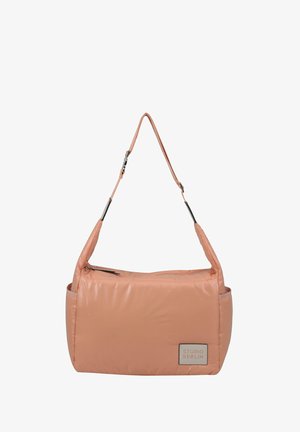 Paminkštinta persikų spalvos petnešų krepšys su reguliuojama dirželiu, stačiakampio formos, laikomas užtrauktuku, ir su etikete "STUDIO BERLIN" priekyje.