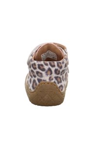 Schuh im Leopardenmuster mit einem oberen Teil aus weichem Stoff, gepolstertem Kragen und einer Gummisohle mit strukturiertem Muster. Im Inneren ist das Markenlabel sichtbar.