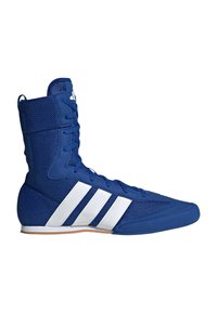 Chaussure de boxe montante bleue avec des rayures blanches, des panneaux en mesh et des lacets, conçue pour un maintien de la cheville et une performance légère.