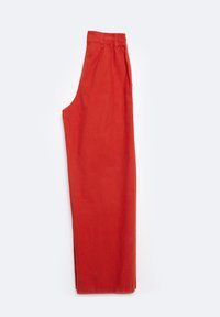 Pantalones de algodón rojos con cinturilla elástica, con un diseño de pierna recta y una textura suave. Sin patrones ni acentos visibles.