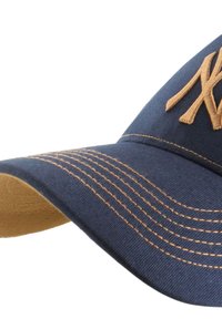 Cappellino da baseball blu con un logo ricamato marrone, motivi cuciti lungo la visiera e parte inferiore del bordo marrone.