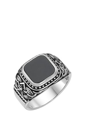 Silberner Ring mit einem eingravierten, komplizierten Muster und einem großen schwarzen rechteckigen Stein in der Mitte.