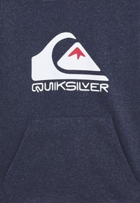 Sudadera azul marino con bolsillo tipo canguro, que presenta un logo blanco de Quiksilver con un acento rojo en un diseño de ola y montaña.