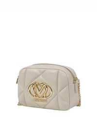 Borsa a tracolla beige trapuntata con logo in metallo dorato. Presenta una tracolla a catena e una chiusura con zip. Superficie testurizzata con forma rettangolare.