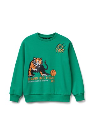 Felpa verde con una tigre ruggente, un pallacanestro e la scritta "Hawkins High #1 Stranger Colors of Benetton" stampata sul davanti.