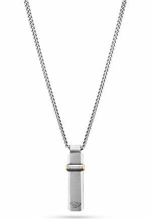 Silberne Kettenhalskette mit einem rechteckigen Anhänger, der ein kleines graviertes geflügeltes Emblem und goldfarbene Akzente auf weißem Hintergrund zeigt.