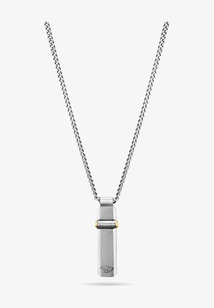 Silberne Kettenhalskette mit einem rechteckigen Anhänger, der ein kleines graviertes geflügeltes Emblem und goldfarbene Akzente auf weißem Hintergrund zeigt.