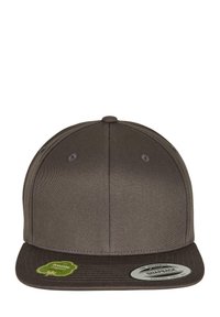 Sötétszürke snapback sapka, lapos naprával, textúrált anyagból készült. Az elején és a naprán logó matricák találhatók.