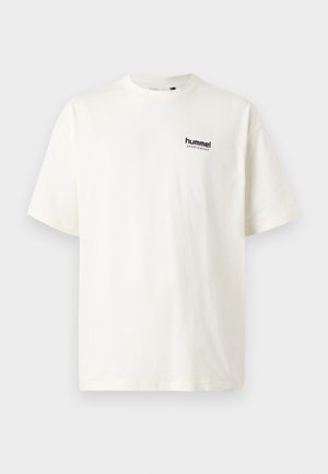 Weißes Baumwoll-T-Shirt mit Rundhalsausschnitt und kurzen Ärmeln. Auf der Brust befindet sich ein kleines schwarzes "hummel SPORTSWEAR"-Logo.