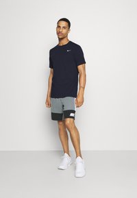 Nike Performance CREW SOLID - T-shirt desportiva - obsidian/matte silver