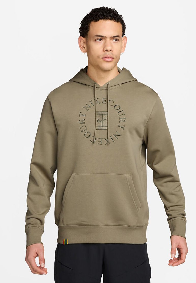 Sweatshirt verde oliva com um bolso frontal, design de pullover e capuz com cordão. Apresenta um logotipo circular na mesma cor no peito.
