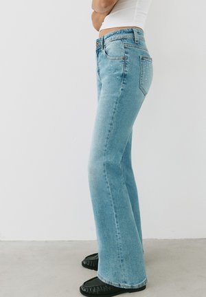 PULL&BEAR, WITH RHINESTONES BOOT-CUT - JEANS - Flared Jeans - blue denim