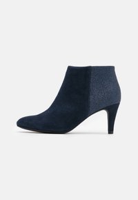 Marineblaue Wildleder-Stiefeletten mit spitzem Zehenbereich und strukturiertem Hinterabsatz. Elegantes Design mit einem 7,5 cm hohen Stiletto-Absatz.