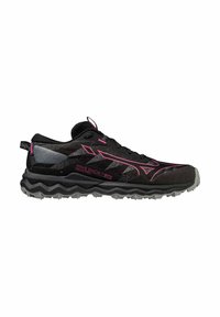 Baskets de trail noires avec des accents roses, empeigne texturée et design de semelle ondulée pour une meilleure traction. Présente le logo et le nom du modèle sur le côté.