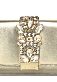 Złota metaliczna torebka kopertowa z ozdobą w kształcie kwiatu z przezroczystymi i jasnymi bursztynowymi kryształami. Posiada płytkę z logo marki na dole.