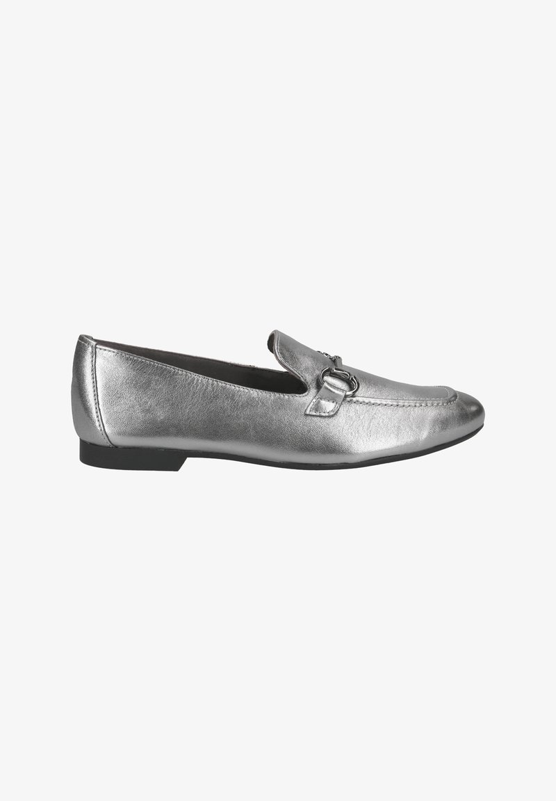 Silberne Loafers aus metallic Leder mit runder Zehenpartie, dekorativem Schnallenakzent und flacher schwarzer Sohle. Seitenansicht abgebildet.