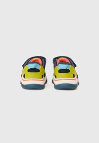 Mehrfarbige Sneakers mit einem Design in Grün, Marineblau und Orange, ausgestattet mit einem Klettverschluss und Netzakzenten, runder Form und strukturiertem Sohlenbelag.