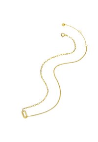 Guldkedja med växelvisa länkar; har en texturerad oval berlock och en enkel låsning. Slät yta med en glänsande textur.