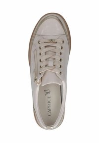 Sneaker in pelle bianca con allacciatura frontale, zip laterale e dettagli testurizzati. Punta arrotondata, soletta imbottita e suola color beige chiaro.