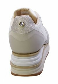 Sneaker bianco con upper in mesh testurizzato, accento scintillante in argento sul tallone e suola stratificata bianca e beige. Gemma decorativa trasparente sul tallone.