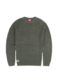 Suéter de punto ribeteado verde con cuello redondo, que presenta motas de color claro y un parche con el logo en la parte inferior izquierda.