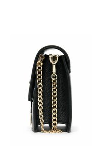 Czarna skórzana torebka z teksturowanym wykończeniem, złotymi elementami łańcuszka, zaokrąglonym wierzchem i usztywnioną sylwetką, z zapięciem na klamrę.