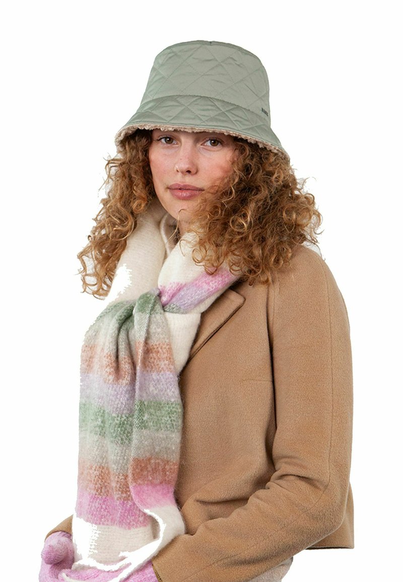 Gestepptes grünes Bucket Hat, beiger Wollmantel, mehrfarbiger gestreifter Schal in Pink, Grün und Orange, weiche Textur, lässiger Outdoor-Look.