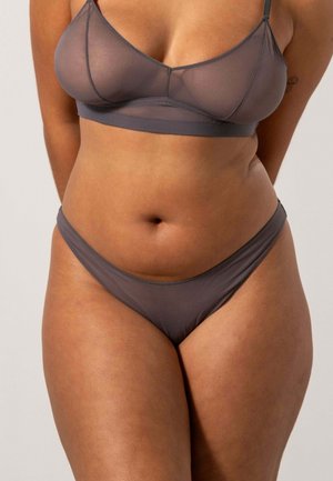 Grijze doorschijnende bh en bijpassende bikini-stijl slipjes, met dunne bandjes en een gladde textuur die de lichaamsvorm benadrukt.
