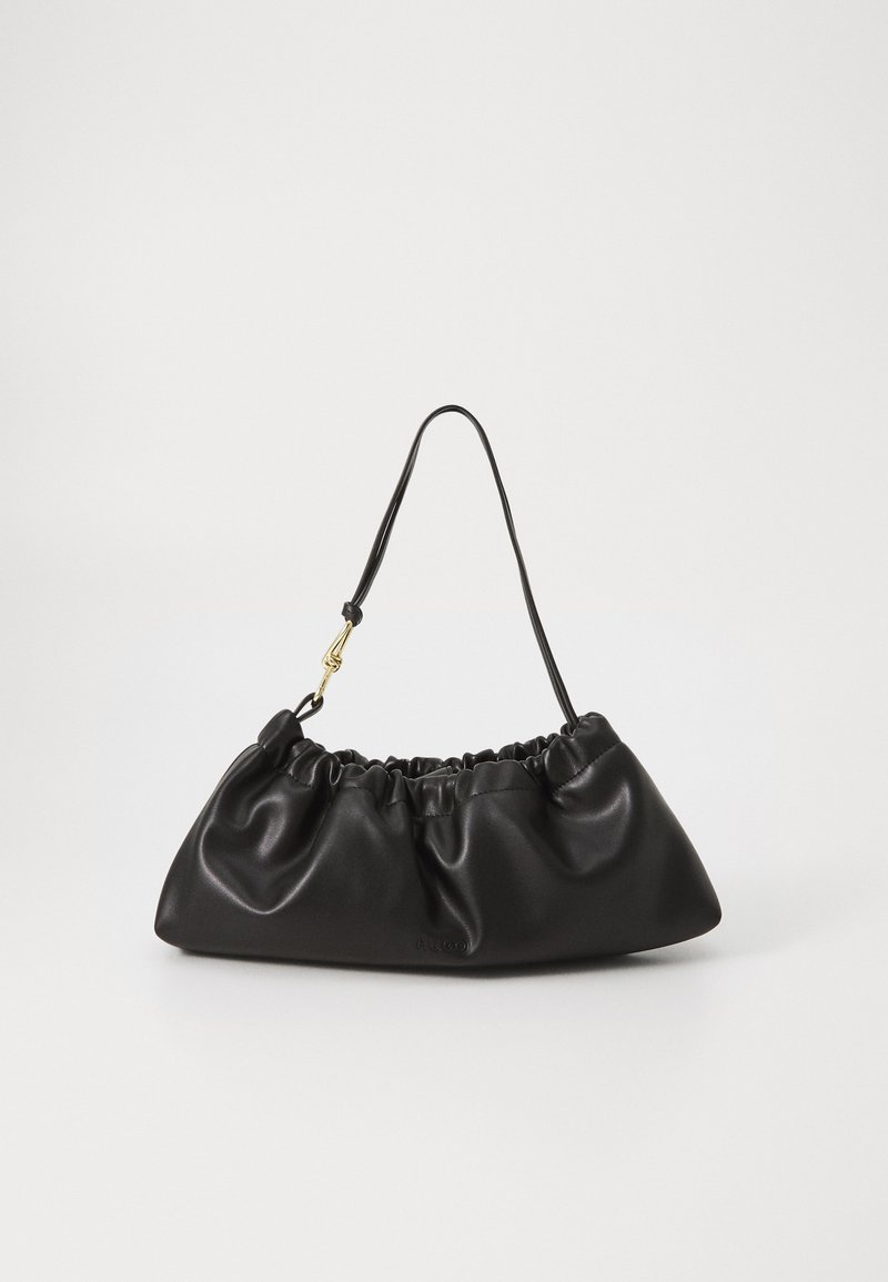 Borsa a mano in pelle nera con design arricciato, dotata di un solo manico e di un accento in metallo dorato. Texture liscia e forma strutturata.